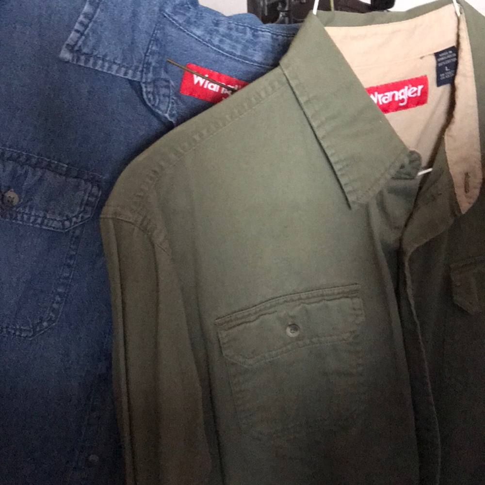 2 Wrangler Mens Button Up Shirts